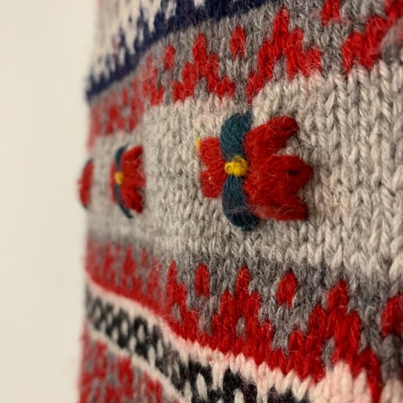 Holiday 3D Poinsettia Red Knit Winter Rectangle Scarf Fringe Detail Unisex - Picture 3 of 3